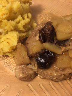 Una foto de Costeletas de cerdo agridulce con puré de papa y batata