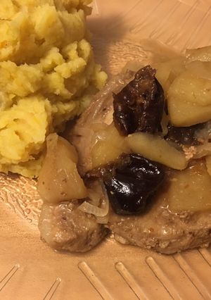 Una foto de Costeletas de cerdo agridulce con puré de papa y batata