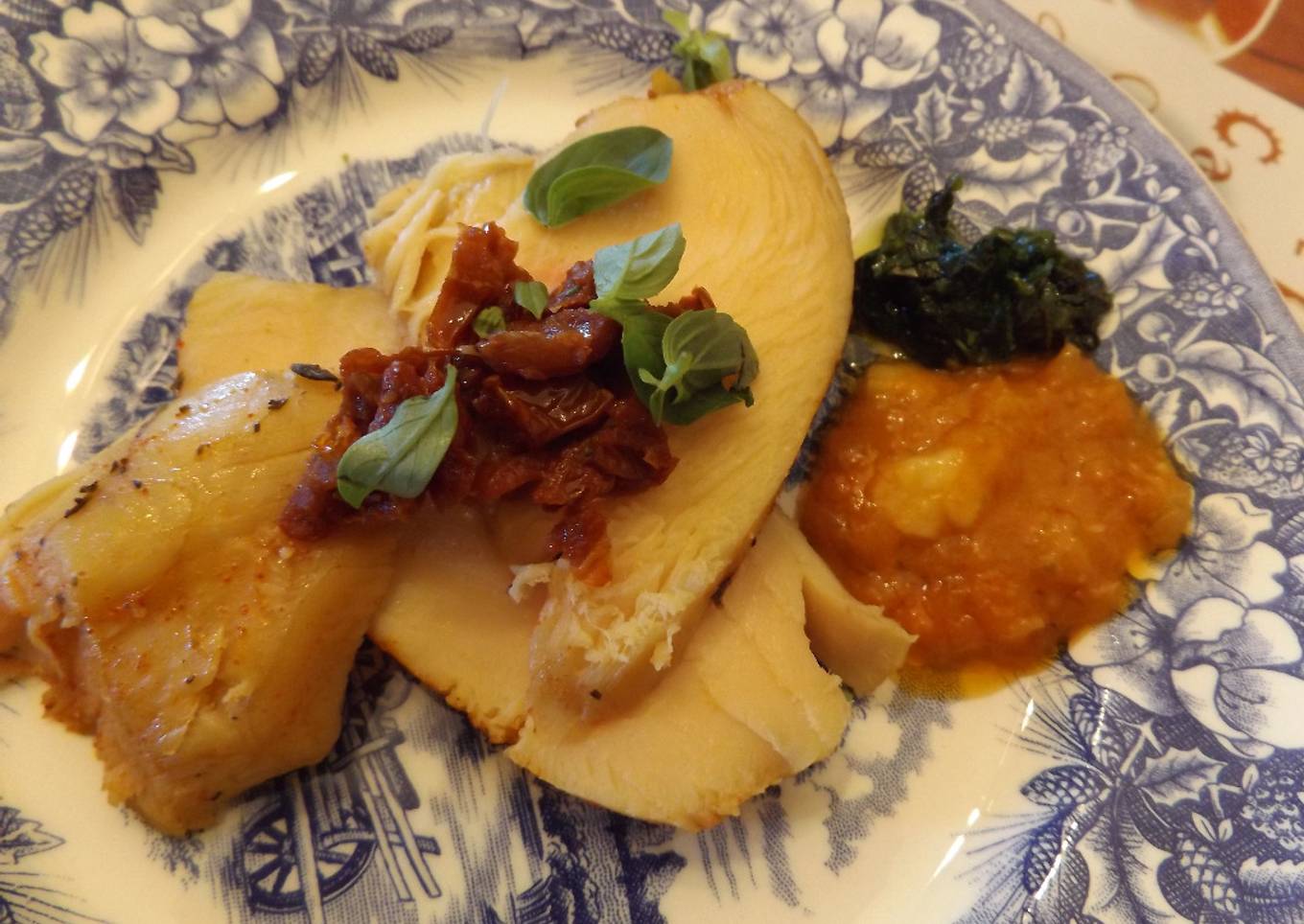 Pechuga de pollo con pesto de almendras y salsa de tomates secos