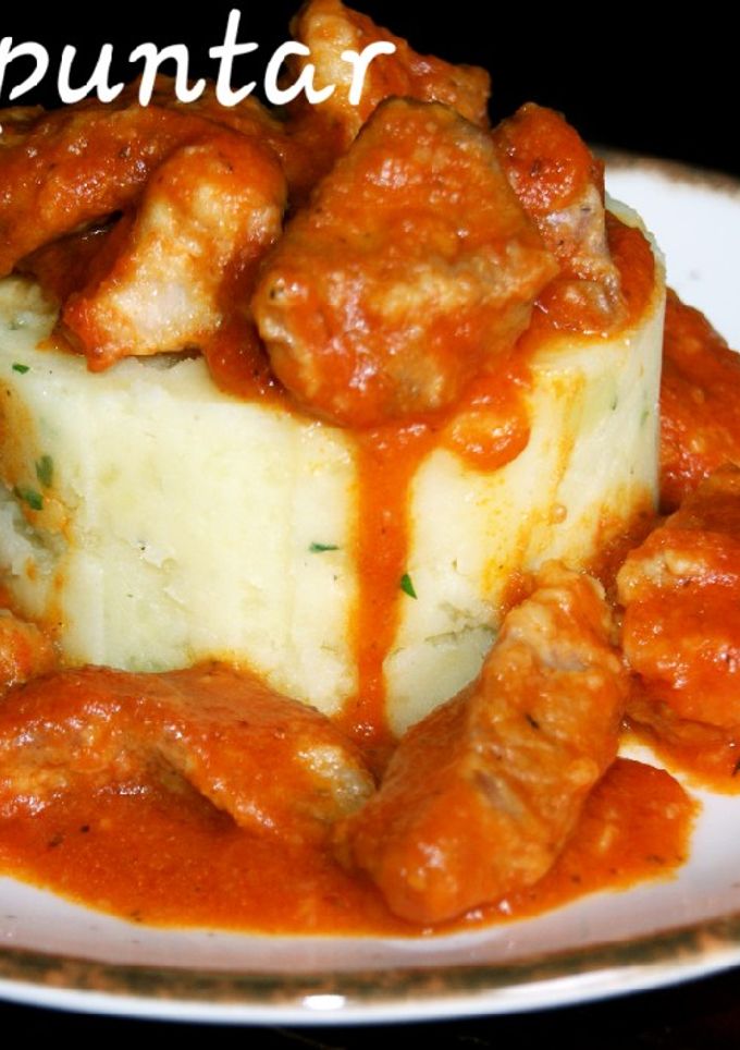 Una foto de Magro con tomate y puré de patatas 🍅🍅🥔