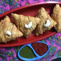 A picture of Lahriya samosa with peas.