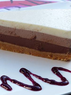 Una foto de Tarta de tres chocolates