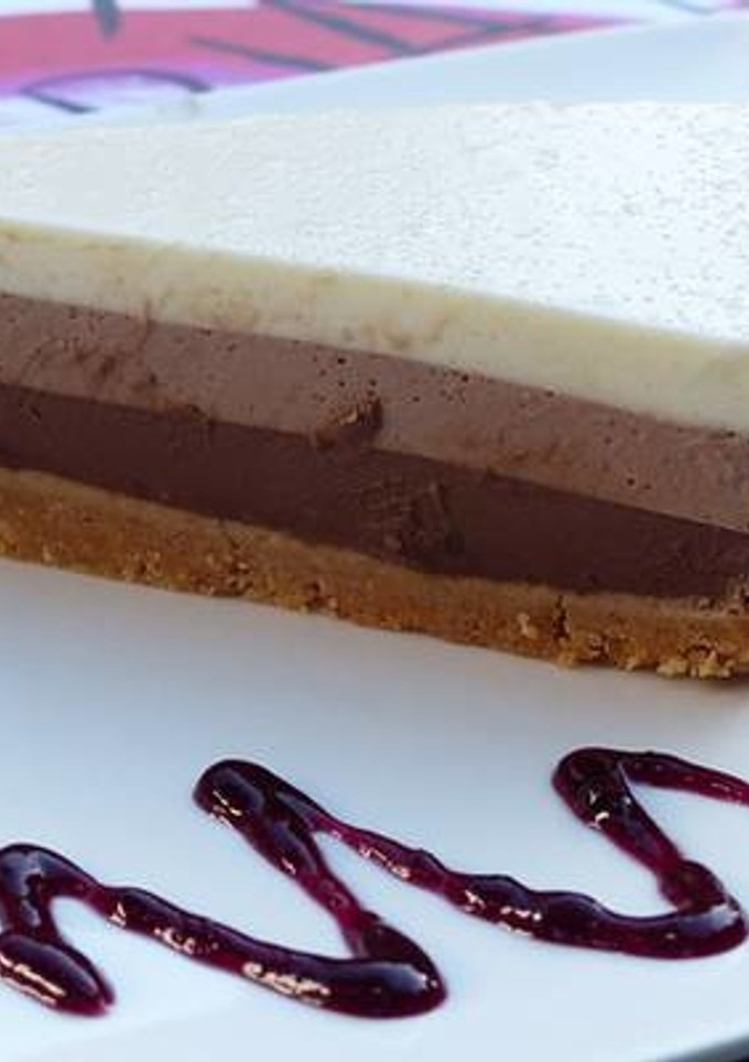 Una foto de Tarta de tres chocolates
