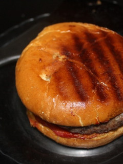 Una foto de Hamburguesas dos salsas al grill doble