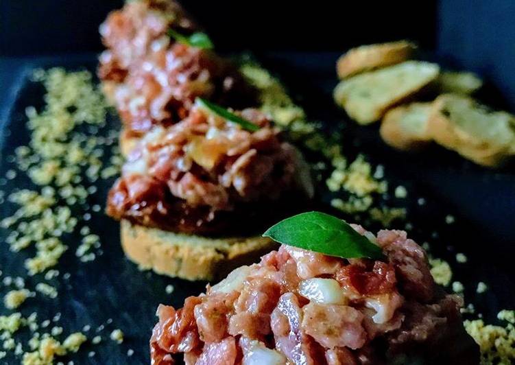 Tartar de fuet con tomates secos en aove y polvo de morro tostado