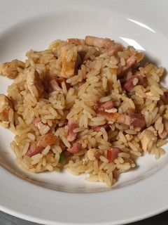 Una foto de Arroz frito con bacon y pollo