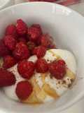 Desayuno saludable: bowl de brevas y frambuesas con yogur