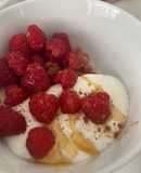 Desayuno saludable: bowl de brevas y frambuesas con yogur