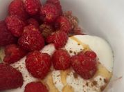 Una foto de brevas yogur