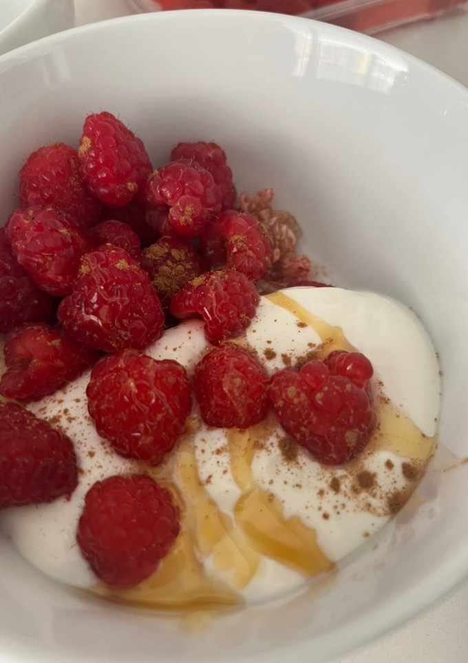 Una foto de Desayuno saludable: bowl de brevas y frambuesas con yogur