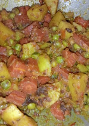 A picture of Aloo gajar matar ki sabzi.