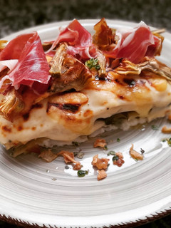 Una foto de Lasaña de bacalao y alcachofas con jamón