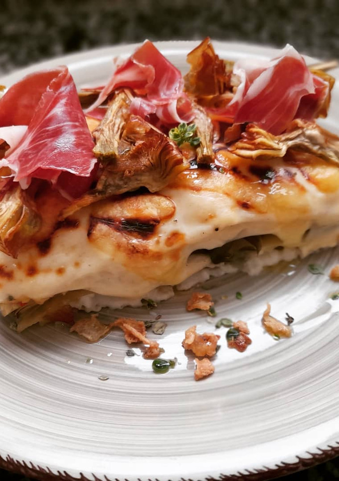 Una foto de Lasaña de bacalao y alcachofas con jamón