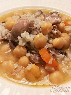 Una foto de Cocido de gallina con verduras