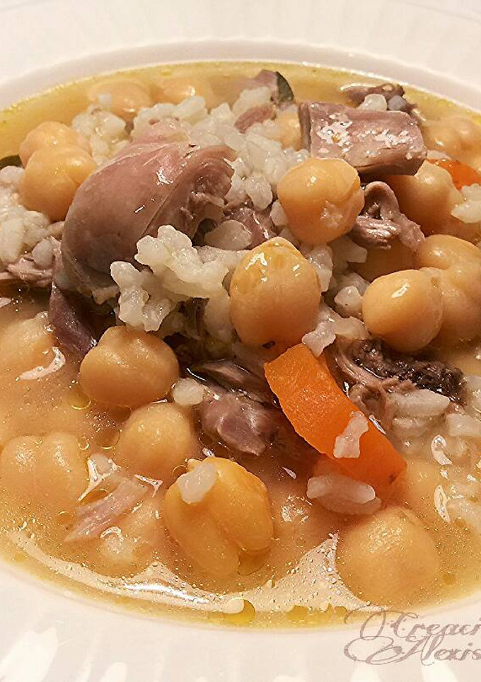 Una foto de Cocido de gallina con verduras