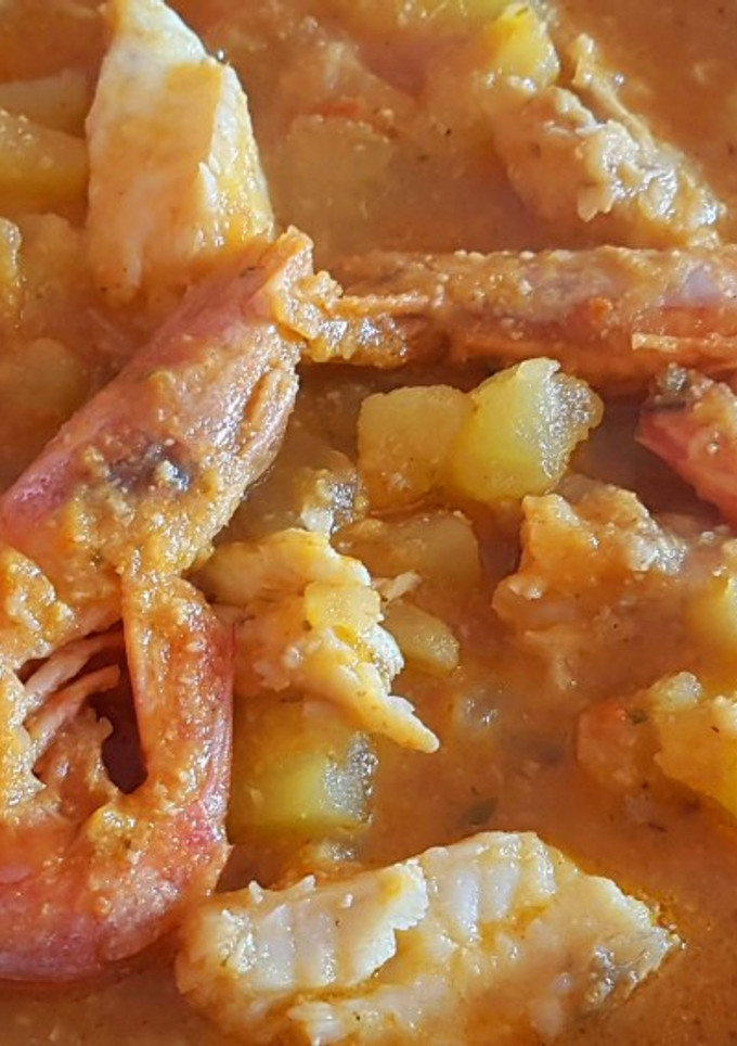 Una foto de Patatas guisadas con rape y gambones