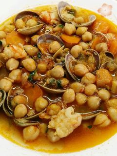 Una foto de Cazuela de garbanzos marineros