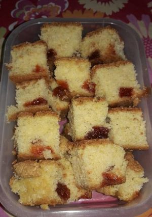 Una foto de Torta con trozos de dulce de membrillo
