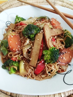 Una foto de Fideos salteados con verduras y seitán