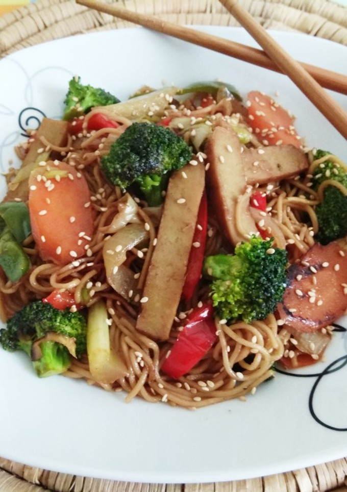 Una foto de Fideos salteados con verduras y seitán