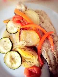 Una foto de Lenguado al horno con verduras