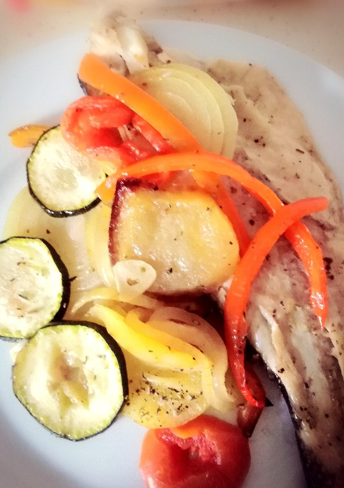 Una foto de Lenguado al horno con verduras