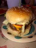 Hamburguesa de carne, con pan casero 👌