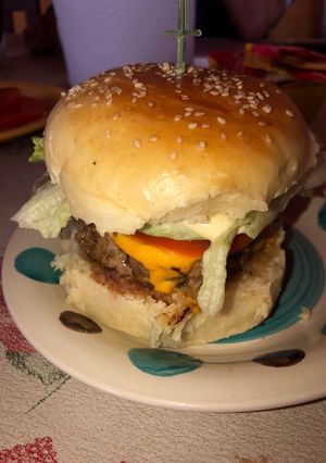 Una foto de Hamburguesa de carne, con pan casero 👌