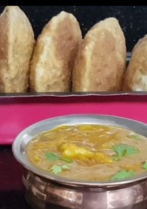 बेडमी पूरी और आलू की सब्जी (Bedmi puri aur aloo ki sabzi recipe in Hindi) रेसिपी मुख्य फोटो