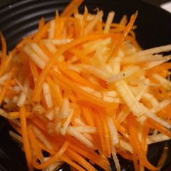 A picture of Carrot and Apple Salad.