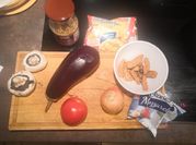 Une photo de champignons aubergine tomate