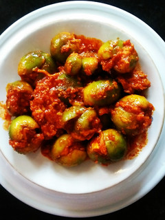 ગુંદા કેરી નું અથાણું (Gunda Keri Athanu Recipe In Gujarati) રેસીપી મુખ્ય ફોટો