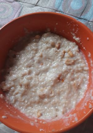 A picture of Oat with groundnut and milk.