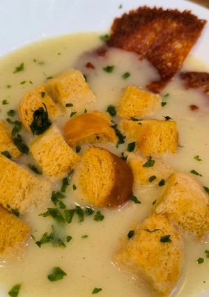 Zellerkrémleves, pirított kiflivel, sajtropogóssal recept fotója