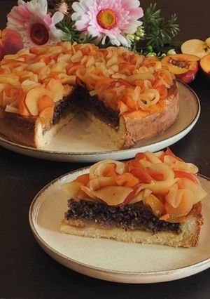 Foto di Crostata con frolla di riso crema alle noci e semi di papavero con pesche e mele