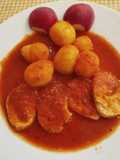 Medallones de solomillos de cerdo con papas cocidas y tomate frito casero