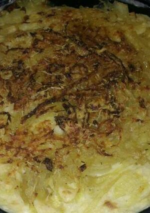Una foto de Papas con salsa blanca y cebolla
