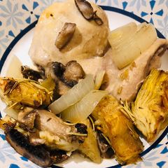 A picture of Baked Chicken 🐔 with Artichokes, Mushrooms 🍄 and Onions 🧅.