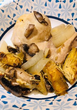A picture of Baked Chicken 🐔 with Artichokes, Mushrooms 🍄 and Onions 🧅.