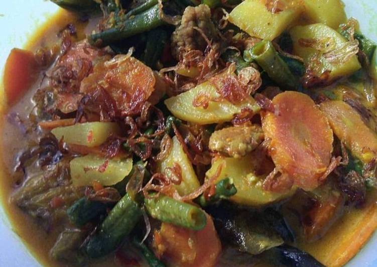 Bagaimana Menyiapkan Sayur Daging kuah Kuning Yang Laziss