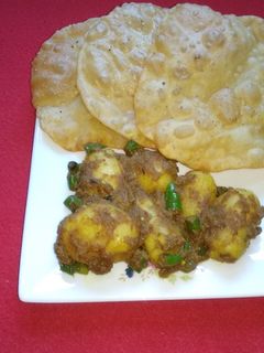 লুচি আর আলুর দম রেসিপির প্রধান ছবি