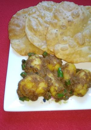 লুচি আর আলুর দম রেসিপির প্রধান ছবি