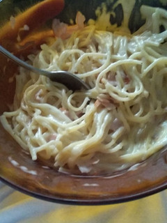Una foto de Spaghettis a la carbonara con pavo