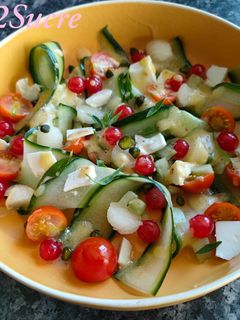 Une photo de Salade de concombre aux groseilles