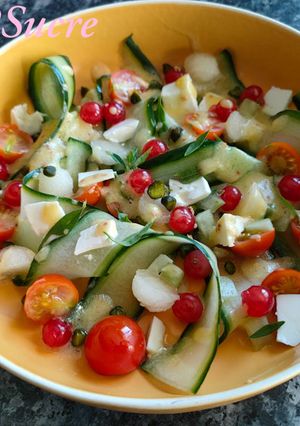 Une photo de Salade de concombre aux groseilles