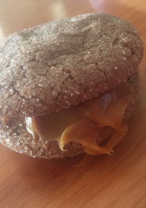 Una foto de Alfajores bomba