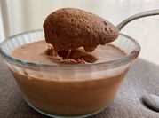 Una foto de mousse de chocolate
