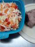 Ensalada de repollo tomate, zanahoria, y cordero asado