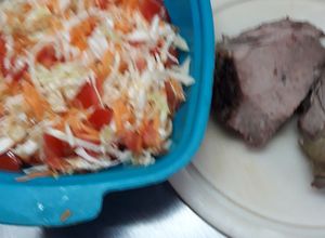 Una foto de Ensalada de repollo tomate, zanahoria, y cordero asado