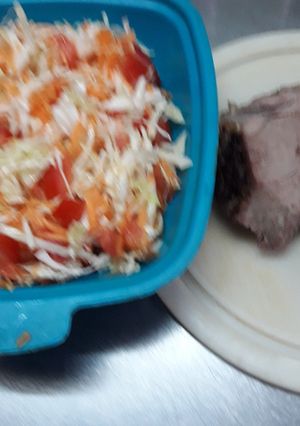 Una foto de Ensalada de repollo tomate, zanahoria, y cordero asado